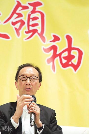 南豐集團行政總裁梁錦松出席香港青年領袖論壇,大談「看星看路」論,認為出色領袖要兼顧看星星(理想)及看路(現實),更要有帶領群眾「走出去」的遠見和魄力。(林俊源攝) 南豐集團行政總裁梁錦松出席香港青年領袖論壇,大談「看星看路」論,認為出色領袖要兼顧看星星(理想)及看路(現實),更要有帶領群眾「走出去」的遠見和魄力。(林俊源攝)