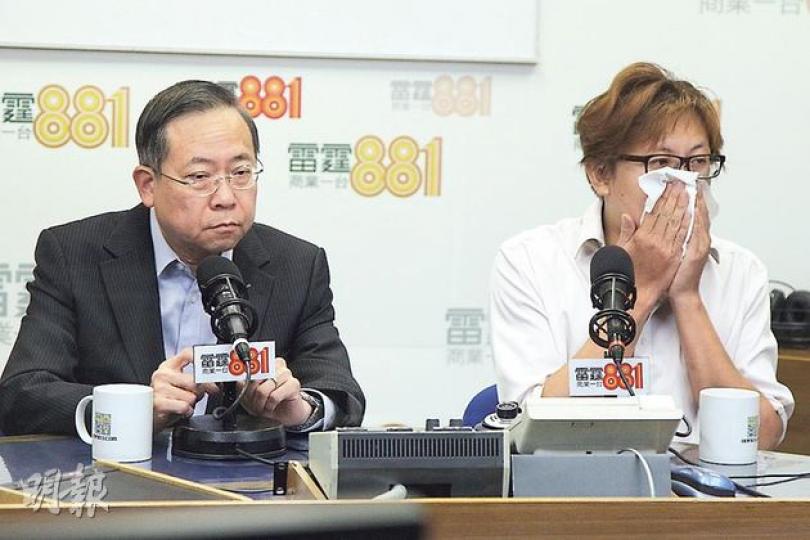 菲律賓人質事件告一段落,死者家屬謝志堅(右)及保安局長黎棟國(左)昨出席商台節目訪問,黎棟國表示終於放下了心頭大石。(林俊源攝) 菲律賓人質事件告一段落,死者家屬謝志堅(右)及保安局長黎棟國(左)昨出席商台節目訪問,黎棟國表示終於放下了心頭大石。(林俊源攝)