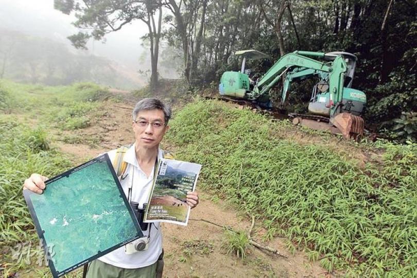 世界自然基金會香港分會高級項目主管劉惠寧(圖)說,去年底發現毗鄰馬鞍山郊野公園「不包括土地」老鼠田,原應作農業或自然保育用途,但該處有不少私人土地被開發商作開墾工程,發現有多處林地遭破壞,又有挖土機停泊。(李澤彤攝) 世界自然基金會香港分會高級項目主管劉惠寧(圖)說,去年底發現毗鄰馬鞍山郊野公園「不包括土地」老鼠田,原應作農業或自然保育用途,但該處有不少私人土地被開發商作開墾工程,發現有多處林地遭破壞,又有挖土機停泊。(李澤彤攝)