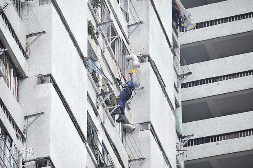 女子持刀反鎖屋內,與警方及消防員通宵對峙後,警方昨早破門入屋,消防「飛將軍」則帶備盾牌,由樓上單位游繩而下爬窗入屋,協助制服事主。(楊德銘攝) 女子持刀反鎖屋內,與警方及消防員通宵對峙後,警方昨早破門入屋,消防「飛將軍」則帶備盾牌,由樓上單位游繩而下爬窗入屋,協助制服事主。(楊德銘攝)