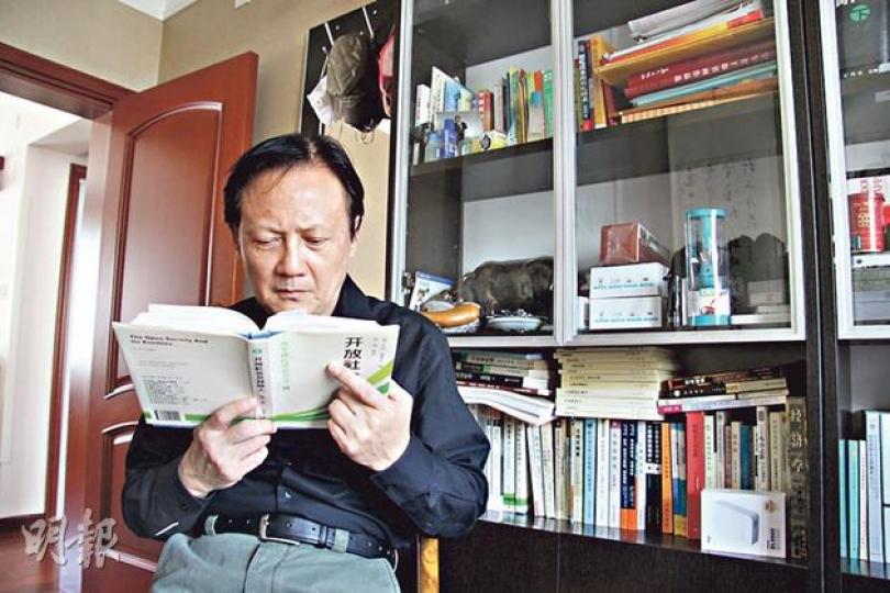 周舵近日潛心研究中國民主路線圖,認為要警惕民粹思潮上升。(明報記者攝) 周舵近日潛心研究中國民主路線圖,認為要警惕民粹思潮上升。(明報記者攝)