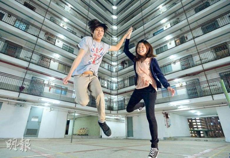 曾當了最少4年「隱青」的阿鵬(左)希望大家先理解「隱蔽」的原因,而非一味質問,他向輔導過他的多名社工道謝,「他們不似社工,似朋友,有他們幫忙,會容易點(走出家門),否則我還在家裏」。右為其中一名社工阿蘇。(鄧宗弘攝) 曾當了最少4年「隱青」的阿鵬(左)希望大家先理解「隱蔽」的原因,而非一味質問,他向輔導過他的多名社工道謝,「他們不似社工,似朋友,有他們幫忙,會容易點(走出家門),否則我還在家裏」。右為其中一名社工阿蘇。(鄧宗弘攝)