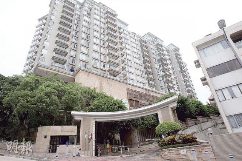港台數碼電視3條頻道開播3個月,但不少私人屋苑住戶仍無法收看,包括九龍塘畢架山一號。(林俊源攝) 港台數碼電視3條頻道開播3個月,但不少私人屋苑住戶仍無法收看,包括九龍塘畢架山一號。(林俊源攝)