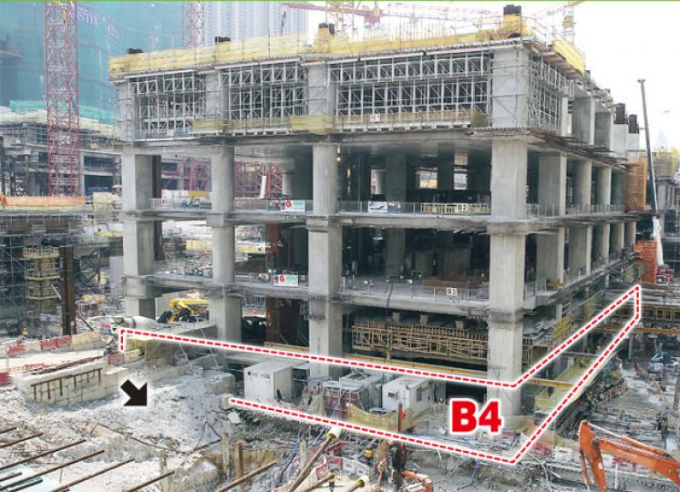 高鐵西九龍總站工程出現延誤,建築了70%的主體結構已建到B4層(紅框示);餘下30%因受地盤花崗岩阻擋(箭嘴示),仍未建造,導致北面車站的B4層「未到底」,港鐵正研究是否使用炸藥爆破。(林俊源攝)立法會鐵路事宜小組9名議員昨連同港鐵主席錢果豐(右)等港鐵管理層,視察西九龍高鐵總站地盤。小組主席田北辰(左)視察後說,相信工程延誤關鍵是西九龍總站出現問題,非早前港鐵所稱因黑雨浸壞鑽挖機所致。(林俊源攝) 高鐵西九龍總站工程出現延誤,建築了70%的主體結構已建到B4層(紅框示);餘下30%因受地盤花崗岩阻擋(箭嘴示),仍未建造,導致北面車站的B4層「未到底」,港鐵正研究是否使用炸藥爆破。(林俊源攝)立法會鐵路事宜小組9名議員昨連同港鐵主席錢果豐(右)等港鐵管理層,視察西九龍高鐵總站地盤。小組主席田北辰(左)視察後說,相信工程延誤關鍵是西九龍總站出現問題,非早前港鐵所稱因黑雨浸壞鑽挖機所致。(林俊源攝)
