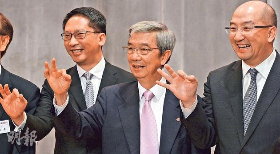 律政司長袁國強(左)、政制及內地事務局長譚志源(右)昨日出席廣東社團總會舉辦的政改論壇後,應總會主席王國強(中)提議做出OK手勢合照。對於政務司長林鄭月娥指政改諮詢路難行,希望大家給一條路行,譚志源笑謂「通常通往天堂的路都是窄的」。(劉焌陶攝) 律政司長袁國強(左)、政制及內地事務局長譚志源(右)昨日出席廣東社團總會舉辦的政改論壇後,應總會主席王國強(中)提議做出OK手勢合照。對於政務司長林鄭月娥指政改諮詢路難行,希望大家給一條路行,譚志源笑謂「通常通往天堂的路都是窄的」。(劉焌陶攝)