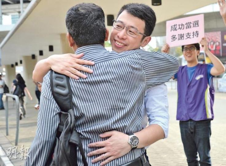 公民黨大狀余俊翔(右二)勝出離島區議會東涌北選區補選,昨晨向當區居民謝票,獲支持者祝賀。(盧翊銘攝) 公民黨大狀余俊翔(右二)勝出離島區議會東涌北選區補選,昨晨向當區居民謝票,獲支持者祝賀。(盧翊銘攝)