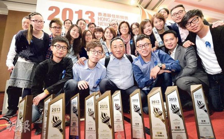 《明報》在香港報業公會舉辦的2013年最佳新聞獎頒獎禮中,一口氣連奪17個獎項。《明報》不單奪得4個冠軍大獎,在「最佳新聞報道」獎項中,更囊括冠亞季軍。(余俊亮攝)署理行政長官林鄭月娥出席了香港報業公會舉辦的最佳新聞頒獎典禮。她說,部分獲獎報道或令政府尷尬,但無損她對傳媒工作者努力的認同。這是林鄭月娥連續兩年代梁振英出席,她笑言﹕「能夠有這麼榮幸的機會是因為特首休假。」她又說,其實昨午有另一個政改諮詢活動正等候她出席,「但我覺得一年一度的最佳新聞獎頒獎禮必須有政府高層出席,表揚大家新聞界的努力, 《明報》在香港報業公會舉辦的2013年最佳新聞獎頒獎禮中,一口氣連奪17個獎項。《明報》不單奪得4個冠軍大獎,在「最佳新聞報道」獎項中,更囊括冠亞季軍。(余俊亮攝)署理行政長官林鄭月娥出席了香港報業公會舉辦的最佳新聞頒獎典禮。她說,部分獲獎報道或令政府尷尬,但無損她對傳媒工作者努力的認同。這是林鄭月娥連續兩年代梁振英出席,她笑言﹕「能夠有這麼榮幸的機會是因為特首休假。」她又說,其實昨午有另一個政改諮詢活動正等候她出席,「但我覺得一年一度的最佳新聞獎頒獎禮必須有政府高層出席,表揚大家新聞界的努力,