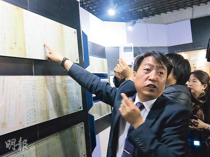 731部隊罪證陳列館館長金成民，展示日軍傳送給731部隊的特別移送原始檔案資料。（明報記者攝）
