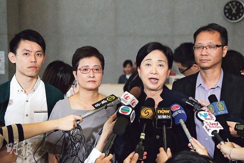 民主黨昨遞交政改建議，民主黨主席劉慧卿（右二）稱該黨支持三軌方案，強調不少法律專家、學者都認為公民提名符合《基本法》。圖左起為該黨副主席羅健熙、立法會議員黃碧雲，右一為另一副主席蔡耀昌。（林俊源攝）