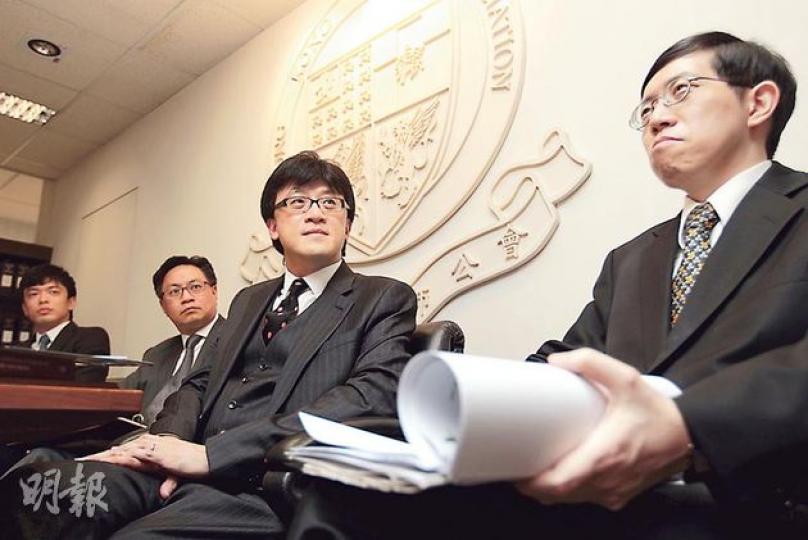 大律師公會前日發表政改意見書，昨日召開記者會解說。公會主席石永泰（右二）強調特首提名程序不能被扭曲成「篩選」機制，但他未有品評個別方案是否合憲。大律師公會憲法及人權事務委員會主席羅沛然（右一）就笑說，公會就是拋出原則，若要再研究細節，執委會「可能要不執業一段時間」。（郭慶輝攝）