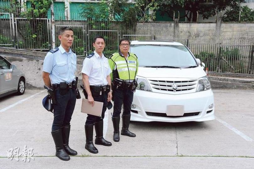 西九龍總區交通部特遣隊主管張啟開（右）稱，過往白牌車多為客貨車，首次發現有白牌花車，圖為被警方扣查的白牌七人花車。（衛永康攝）