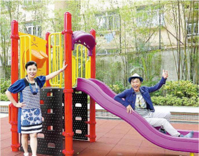 汪明荃（左）與區瑞強（右）兩位「老」朋友，在公園內好像年輕時代的「小」朋友一樣。（微博圖片）區瑞強（左）與汪明荃（右）去廣播道的公園懷緬一番，二人玩得好開心。（微博圖片）