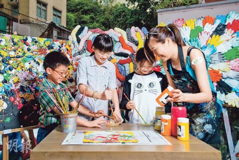 Ada（右一）認為溝通是創作的開始，與三個子女（左起）Caleb、Christy、Caia視每次創作為一個project，每個畫作都花大概一個月的時間才完成，過程中感情增進不少。（黃志東攝）Ada（中）示範如何以筷子作畫。（黃志東攝）展覽展出Ada四母子合作完成的藝術品，右起為Hand in Hand、Step by Step及drop，每個創作都能道出故事。（黃志東攝）