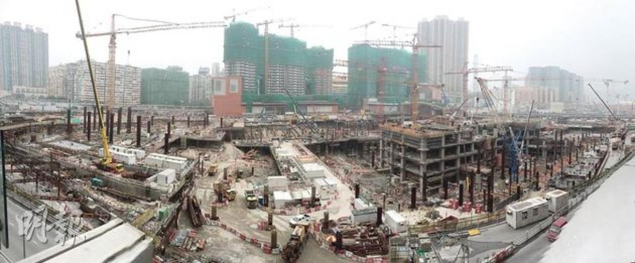 港鐵指高鐵西九龍總站因遇上石層問題需要延期,但根據運房局過去提交予立法會的文件,早於2012年底港鐵表示高鐵總站北面已挖掘至B4層,但石層問題至今仍未解決。圖為西九龍總站地盤外貌。(盧翊銘攝) 港鐵指高鐵西九龍總站因遇上石層問題需要延期,但根據運房局過去提交予立法會的文件,早於2012年底港鐵表示高鐵總站北面已挖掘至B4層,但石層問題至今仍未解決。圖為西九龍總站地盤外貌。(盧翊銘攝)
