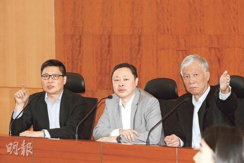 和平佔中三子陳健民(左起)、戴耀廷、朱耀明昨公布5月6日全民商討日詳情,當天得票最多的3個方案將交市民於6月舉行「全民公投」,選出佔中爭取的普選方案。陳健民表示,他們暫沒有計劃在7月1日佔中,但若港府對普選沒有誠意,他們不排除提早佔中。(李紹昌攝) 和平佔中三子陳健民(左起)、戴耀廷、朱耀明昨公布5月6日全民商討日詳情,當天得票最多的3個方案將交市民於6月舉行「全民公投」,選出佔中爭取的普選方案。陳健民表示,他們暫沒有計劃在7月1日佔中,但若港府對普選沒有誠意,他們不排除提早佔中。(李紹昌攝)