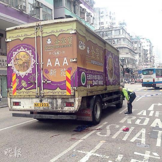 中型貨車輾斃「捐車罅」過馬路老婦,警員臨時封鎖現場調查。貨車車尾位置遺下一灘血迹及一隻粉紅色波鞋。(林智傑攝)肇禍貨車司機事後被帶返警署,他涉嫌危險駕駛導致他人死亡被捕。(林智傑攝) 中型貨車輾斃「捐車罅」過馬路老婦,警員臨時封鎖現場調查。貨車車尾位置遺下一灘血迹及一隻粉紅色波鞋。(林智傑攝)肇禍貨車司機事後被帶返警署,他涉嫌危險駕駛導致他人死亡被捕。(林智傑攝)