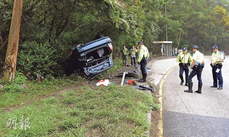 失事私家車四輪朝天,直撞入路邊樹叢中,路邊防撞欄也被撞毁及拉入樹叢內。(蔡方山攝)車禍後全車翻轉,擋風玻璃碎裂,車廂內留下司機的血漬,惟未見有安全氣袋彈出。(蔡方山攝)死者父母及6名親友昨午到事發現場拜祭,被撞毁的欄杆還擱在一旁,父親(綠衣者)上香期間大聲嚎哭。(林智傑攝) 失事私家車四輪朝天,直撞入路邊樹叢中,路邊防撞欄也被撞毁及拉入樹叢內。(蔡方山攝)車禍後全車翻轉,擋風玻璃碎裂,車廂內留下司機的血漬,惟未見有安全氣袋彈出。(蔡方山攝)死者父母及6名親友昨午到事發現場拜祭,被撞毁的欄杆還擱在一旁,父親(綠衣者)上香期間大聲嚎哭。(林智傑攝)