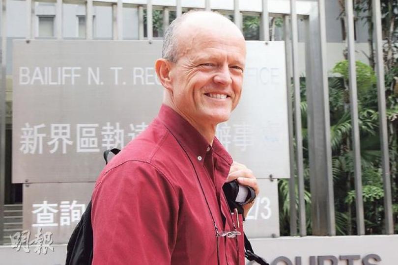 證人Steven Quilkey(圖)發現有牛被撞後曾落車查看及報警。他指牛受重傷,認為涉案私家車體積不大,不可能撞死牛後僅受輕微損毁。(林俊源攝)被告Sarah Ann Wilson(圖)向警員稱,撞死牛事件發生之前,已將座駕泊於停車場,強調沒有借出車輛,她亦與事件無關。(林俊源攝) 證人Steven Quilkey(圖)發現有牛被撞後曾落車查看及報警。他指牛受重傷,認為涉案私家車體積不大,不可能撞死牛後僅受輕微損毁。(林俊源攝)被告Sarah Ann Wilson(圖)向警員稱,撞死牛事件發生之前,已將座駕泊於停車場,強調沒有借出車輛,她亦與事件無關。(林俊源攝)
