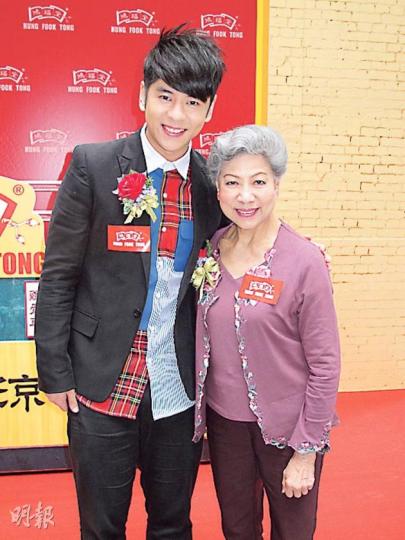 羅蘭提醒剛過生日的許廷鏗要吃紅雞蛋。(攝影/記者﹕孫慧莊) 羅蘭提醒剛過生日的許廷鏗要吃紅雞蛋。(攝影/記者﹕孫慧莊)