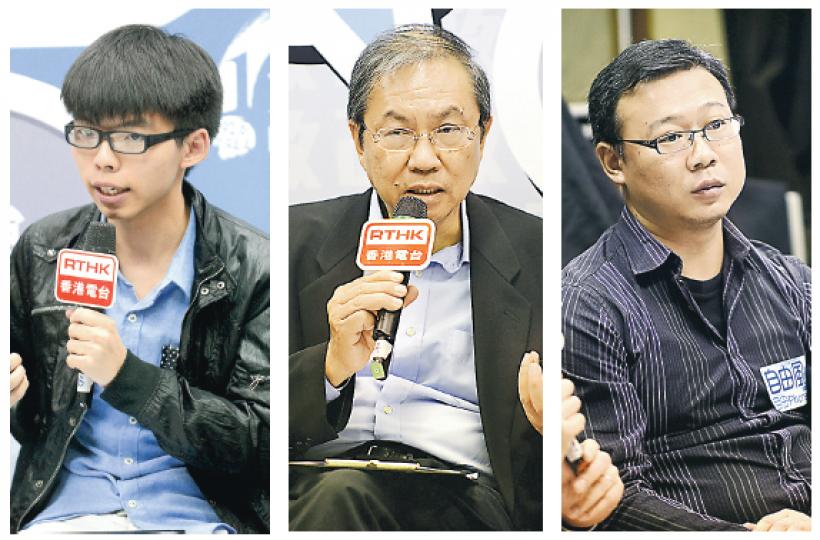 港台搞政改論壇,考完DSE嘅學民黃之鋒(左圖)可以「復出」推銷公民提名;佢同其他出席者都批評民建聯方案,其中真普聯鄭宇碩(中圖)形容民建聯方案比北韓「稍為好啲」,民建聯副主席張國鈞(右圖)就話比喻唔公平,強調民建聯方案都有民意基礎。(陳淑安攝) 港台搞政改論壇,考完DSE嘅學民黃之鋒(左圖)可以「復出」推銷公民提名;佢同其他出席者都批評民建聯方案,其中真普聯鄭宇碩(中圖)形容民建聯方案比北韓「稍為好啲」,民建聯副主席張國鈞(右圖)就話比喻唔公平,強調民建聯方案都有民意基礎。(陳淑安攝)