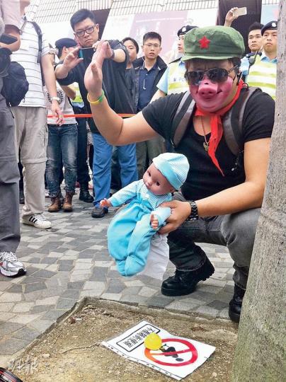 有本港網民帶同嬰兒公仔及糞便道具,在尖沙嘴遊客旺區扮隨地便溺,其間高呼「不要拍、不要拍(拍照)」,又問為何沒有路人遞上膠袋,諷刺行會成員張志剛呼籲為隨處便溺者遞上膠袋。(邱雅錡攝) 有本港網民帶同嬰兒公仔及糞便道具,在尖沙嘴遊客旺區扮隨地便溺,其間高呼「不要拍、不要拍(拍照)」,又問為何沒有路人遞上膠袋,諷刺行會成員張志剛呼籲為隨處便溺者遞上膠袋。(邱雅錡攝)