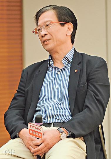 全國政協委員胡漢清提出「雙軌並行」入閘,認為參選特首者只要取得5萬至7萬市民支持便能入閘,再由提委會選出最高票的數名特首候選人。(胡景禧攝) 公民黨主席余若薇批評選委會只是小圈子,只由7%全港選民選出,質疑其認受性。對於下周二佔中舉行商討日,將選出3個政改方案,她認為經投票選出的方案獲市民認同,政府應要考慮。(胡景禧攝) 全國政協委員胡漢清提出「雙軌並行」入閘,認為參選特首者只要取得5萬至7萬市民支持便能入閘,再由提委會選出最高票的數名特首候選人。(胡景禧攝) 公民黨主席余若薇批評選委會只是小圈子,只由7%全港選民選出,質疑其認受性。對於下周二佔中舉行商討日,將選出3個政改方案,她認為經投票選出的方案獲市民認同,政府應要考慮。(胡景禧攝)