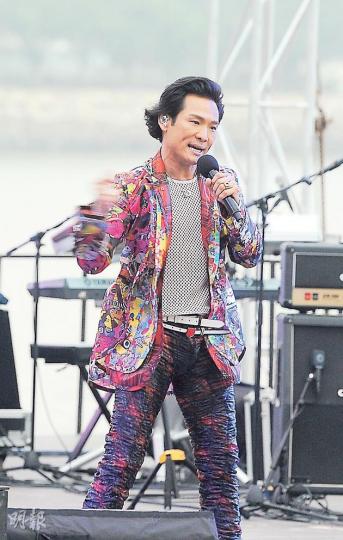 杜德偉藉着演出跟歌迷交流。(攝影:鍾偉茵) 狄易達認為音樂會舉行與否也不會影響大家的心。(攝影:鍾偉茵) HotCha三缺一,僅Crystal(左)與Regen(右)出席,玩遊戲時Regen更弄致全身濕透。(攝影:鍾偉茵) JPM昨日派出小傑(左)及毛弟(右)上陣,王子則在杭州拍戲缺席。(攝影:鍾偉茵) 澳門昨日舉行「5•1黑沙海灘夏日演唱會」,吸引不少觀眾到場睇騷。(攝影:鍾偉茵) 杜德偉藉着演出跟歌迷交流。(攝影:鍾偉茵) 狄易達認為音樂會舉行與否也不會影響大家的心。(攝影:鍾偉茵) HotCha三缺一,僅Crystal(左)與Regen(右)出席,玩遊戲時Regen更弄致全身濕透。(攝影:鍾偉茵) JPM昨日派出小傑(左)及毛弟(右)上陣,王子則在杭州拍戲缺席。(攝影:鍾偉茵) 澳門昨日舉行「5•1黑沙海灘夏日演唱會」,吸引不少觀眾到場睇騷。(攝影:鍾偉茵)