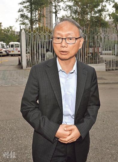 副廣播處長戴健文拒絕正面回應是否同意刪除《守則》中「促言論自由」字句，但表示相關修訂尚待編務委員會商議，否認管理層已「一錘定音」。圖為戴昨離開港台時停步回應記者提問。（鄧宗弘攝）