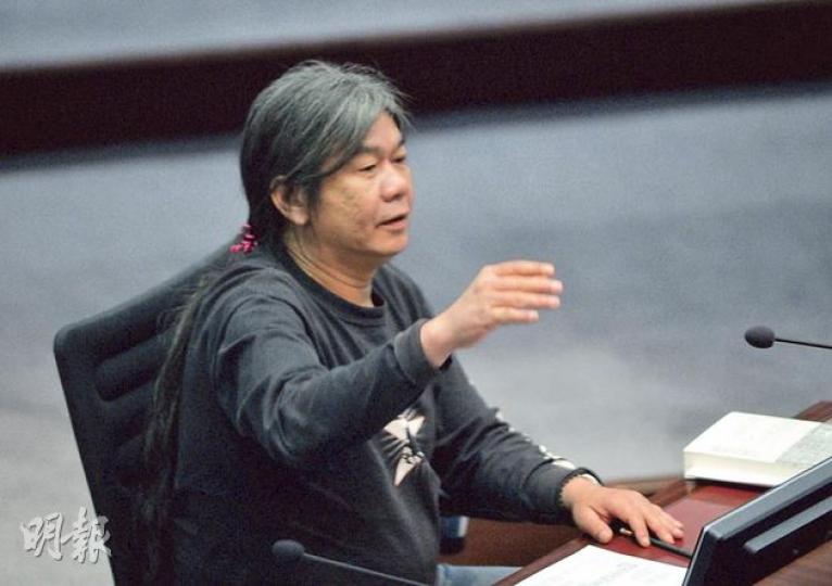 噚日喺內務委員會，梁國雄話高鐵工程延誤傳聞超支200億，「買狗餅畀你（王國興）都可以有20億罐，10蚊一盒，食死你，18代都食唔晒」。（盧翊銘攝）