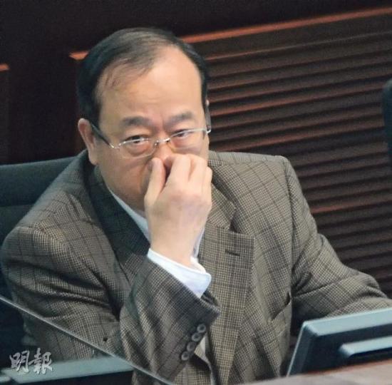 2014年香港龍獅節原定本月1日要交評核報告，但因需時審核活動單據，向盛事基金評審委員會秘書處申請延至本月7日提交。圖為身兼籌委會召集人的民建聯立法會議員陳鑑林昨在立法會出席會議情况。（盧翊銘攝）