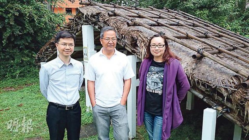 《氣象萬千IV》主持兼天文台前助理台長梁榮武（中）、天文台科學主任李細明（左）及節目編導李麗珊（右）合照。（曾安迪攝）