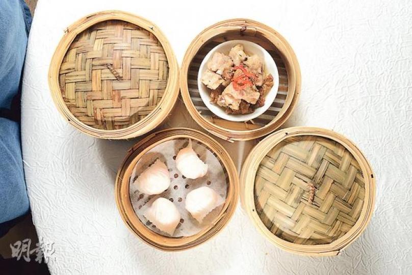 蒸製點心 - 圖上為姬松菌蒸肉排（$54），梁輝雄師傅先用玫瑰露、鹽、生粉等醃製豬腩肉排，再將姬松菌置頂，以猛火蒸至熟透，令肉排散發清香菌味；下為海景蝦餃皇 （$52/4件），越南蝦肉、豬肉與胡椒粉拌勻，再用餃皮包裹，以大火蒸約5分鐘，做成白裏透紅的蝦餃。（Ａ）（陳淑安、胡景禧攝） 一般茶樓多以圓形竹篾蒸籠蒸製點心，以疏導多餘的蒸氣，避免「倒汗水」滴濕點心。（陳淑安、胡景禧攝）