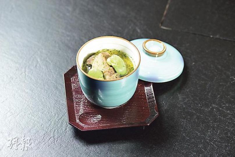 日本鮑魚海苔蒸蛋 - 日式蒸蛋滲出淡淡Dashi汁的清甜，先以猛火後改以中火蒸，最後放入鮑魚片，令蒸蛋多添一重海鮮味。至少一日前預定。（$150，B）（陳淑安、胡景禧攝） 小川賢（陳淑安、胡景禧攝） 龍皇白玉卷  - 菜式底層是莧菜蓉及蛋白層，以文火蒸，入口綿滑；上層由青斑魚肉、冬菇、甘筍絲組成，賣相精緻。（$268/件，至少一日前預定，A）（陳淑安、胡景禧攝） 花雕蛋白蒸鮮蟹鉗  - 蟹鉗先蒸至五成熟，另將蟹汁與蛋白拌勻，用文火蒸煮5分鐘，最後以花雕提味，蛋白滑溜鮮甜，跟蟹鉗味道相襯。（$22