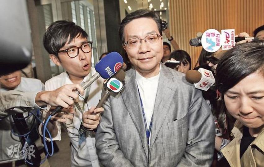 運輸及房屋局長張炳良（中）昨在記者會結束前，被問到政府前日委任港大教授李焯芬擔任高鐵獨立調查小組主席，但在不足3小時後，李因涉及利益衝突「閃辭」，張炳良直認自己「蝦碌」，稱過去數日聯絡李焯芬，李回覆說樂意幫忙，但當時沒有聯想到李在其他身分或有利益衝突，李亦無透露，遂出現今次意外，未來會積極物色人選。張炳良在記者會結束後被大批傳媒追訪，一臉無奈。（李紹昌攝）