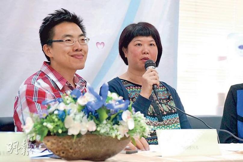 馮先生（左）及馮太（右）承認新婚首兩年因雙方生活習慣不同出現不少摩擦，現學會聆聽和包容，夫婦關係趨向穩定，現已踏入結婚第六個年頭。（余瑋攝）（明報製圖）