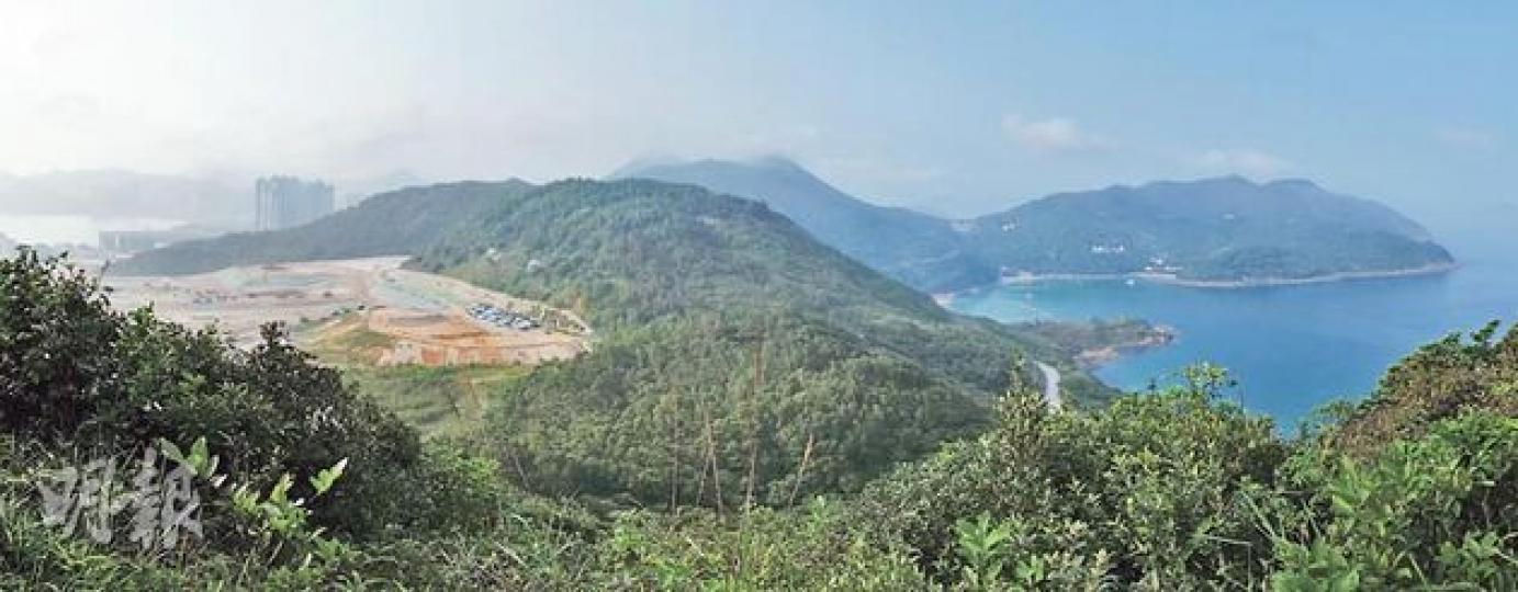 站在清水灣郊野公園上，可看到對比強烈的城市發展和天然景色。（李佩雯攝）一面是將軍澳工業區、日出康城、垃圾堆填區。（李佩雯攝）一面是清水灣泳灘和綠草如茵的土地。（李佩雯攝）今期導遊﹕隨心（李佩雯攝）左邊經廟仔墩登上釣魚翁，右方沿郊遊徑而行。（李佩雯攝）西貢三尖之一的釣魚翁，在廟仔墩眺望，山形尖削。（李佩雯攝）以釣魚翁頂的測量標石作目標，一步一步走，不一會，到達目標。（李佩雯攝）釣魚翁郊遊徑沿途景色秀麗。（李佩雯攝）登頂路崎嶇，末端需雙手扶助登山。（李佩雯攝）（明報製圖）