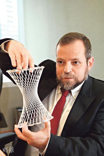 聖家堂第九代建築師Jordi Fauli。Jordi Fauli解釋教堂天花就是嵌入一個個像他手上的「雙曲拋物線體」來把陽光引入教堂。（林俊源攝）