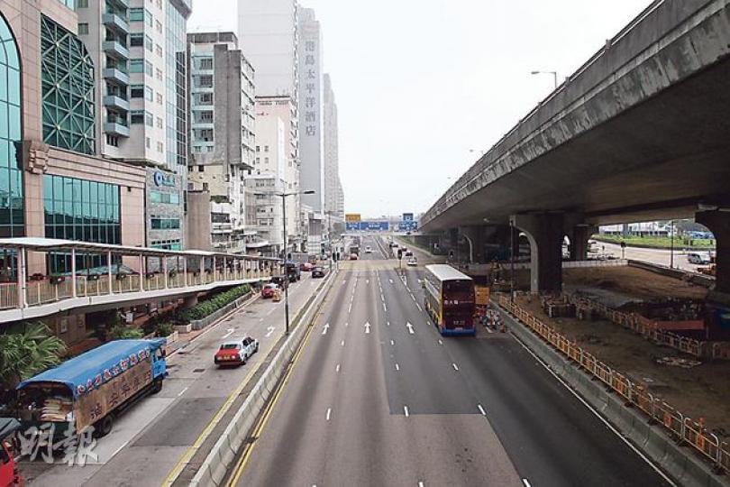 右邊高架天橋曾經是海，維港兩岸填海，為的經常是高速公路。（林俊源攝）右至左Clara、區家耀和Peggy。1967年，中山紀念公園仍是海洋。近年在草坪上立了孫中山先生像。（林俊源攝）（林俊源攝）鹹魚檔伍惠記老闆伍國祥夫婦，伍生說現在路面闊了很多，因為牌檔少了。（林俊源攝）鹹魚車（林俊源攝）現在的德輔道西，從前的鹹魚店，現在都變成了賣海味店，售賣利錢更高的花膠。從前鹹魚店承載着南中國人吃鹹魚的傳統、醃鹹魚的技藝隨之沒落。（林俊源攝）這就是拍賣時買賣雙方用的密底算盤。（林俊源攝）榮和昌米行的陳先生說
