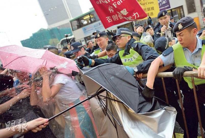 學界組織「青年重奪未來」昨日發起的「毋忘反高鐵 誓反大白象」遊行爆發衝突,有示威者拉扯鐵馬,警方共11次施放胡椒噴霧。(葉嘉豪攝) 學界組織「青年重奪未來」昨日發起的「毋忘反高鐵 誓反大白象」遊行爆發衝突,有示威者拉扯鐵馬,警方共11次施放胡椒噴霧。(葉嘉豪攝)