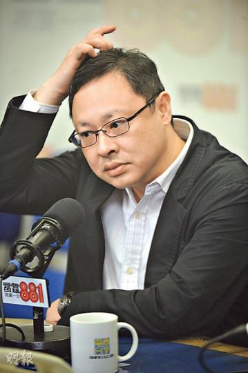 戴耀廷表示,明日商討日會在15個符合國際標準的普選方案中選出3個,待6月22日全民投票,他強調並非公投,而是爭取民意授權。(葉家豪攝) 戴耀廷表示,明日商討日會在15個符合國際標準的普選方案中選出3個,待6月22日全民投票,他強調並非公投,而是爭取民意授權。(葉家豪攝)