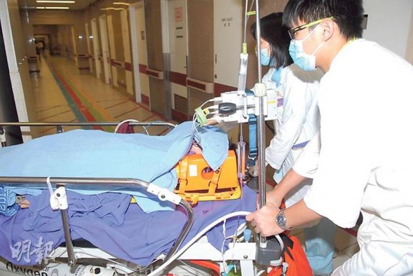 14歲韓裔少年疑因病尋死,幸壓向簷篷卸去大部分衝力,送院搶救後暫時保命。(伍浦鋒攝) 14歲韓裔少年疑因病尋死,幸壓向簷篷卸去大部分衝力,送院搶救後暫時保命。(伍浦鋒攝)