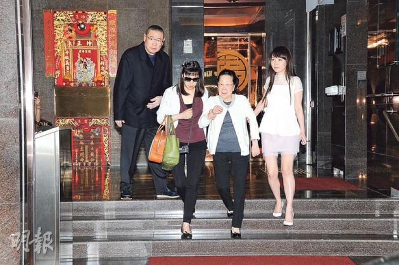 呂麗君(右)與劉玉珍(左二)扶着劉媽媽落樓梯,大劉則緊隨其後。(攝影/記者:鍾偉茵)周星馳母親昨日亦現身福臨門午膳。(攝影/記者:鍾偉茵) 呂麗君(右)與劉玉珍(左二)扶着劉媽媽落樓梯,大劉則緊隨其後。(攝影/記者:鍾偉茵)周星馳母親昨日亦現身福臨門午膳。(攝影/記者:鍾偉茵)