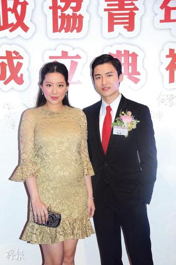 汪圓圓與老公蔡加讚不時打情罵俏曬恩愛。(攝影:孫華中、陳釗)腹大便便的汪圓圓腳踏3吋高跟鞋現身,力撐老公蔡加讚。(攝影:孫華中、陳釗)何猷啓(右起)擔任常務副會長,母親陳婉珍及家姐何超雲盛裝現身打氣。(攝影:孫華中、陳釗) 汪圓圓與老公蔡加讚不時打情罵俏曬恩愛。(攝影:孫華中、陳釗)腹大便便的汪圓圓腳踏3吋高跟鞋現身,力撐老公蔡加讚。(攝影:孫華中、陳釗)何猷啓(右起)擔任常務副會長,母親陳婉珍及家姐何超雲盛裝現身打氣。(攝影:孫華中、陳釗)