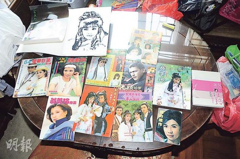 粉絲在翁美玲的靈位放了蛋糕祭品,又自備雜誌懷緬。(攝影/記者:陳釗)(攝影/記者:陳釗)粉絲自發性拜祭偶像翁美玲。(攝影/記者:陳釗) 粉絲在翁美玲的靈位放了蛋糕祭品,又自備雜誌懷緬。(攝影/記者:陳釗)(攝影/記者:陳釗)粉絲自發性拜祭偶像翁美玲。(攝影/記者:陳釗)