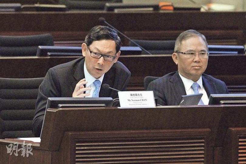 除關注本港樓市風險,金管局總裁陳德霖(左)昨在立法會稱,本港銀行應重視內地貸款風險,部分銀行只靠短期同業拆借或母行資金支撐。旁為金管局副總裁彭醒棠。(林俊源攝) 除關注本港樓市風險,金管局總裁陳德霖(左)昨在立法會稱,本港銀行應重視內地貸款風險,部分銀行只靠短期同業拆借或母行資金支撐。旁為金管局副總裁彭醒棠。(林俊源攝)