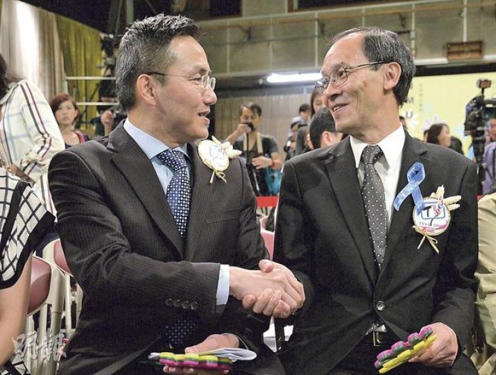 香港電台節目製作人員工會昨於「電視節目欣賞指數調查」頒獎禮發起藍絲帶行動,多名港台管理層包括廣播處長鄧忍光(左)、副廣播處長(發展)戴淑嬈及電台主任秘書翟林惠冰,均拒接象徵新聞自由的藍絲帶。而負責調查的港大民意研究計劃總監鍾庭耀(右)則全程佩戴藍絲帶。(盧翊銘攝)昨日到場的多名港台管理層中,只得副廣播處長(節目)戴健文(右)從工會代表手中接藍絲帶,但他在電視節目欣賞指數的頒獎禮上,全程未有戴上。圖左為麥麗貞。(盧翊銘攝) 香港電台節目製作人員工會昨於「電視節目欣賞指數調查」頒獎禮發起藍絲帶行動,多名港台管理層包括廣播處長鄧忍光(左)、副廣播處長(發展)戴淑嬈及電台主任秘書翟林惠冰,均拒接象徵新聞自由的藍絲帶。而負責調查的港大民意研究計劃總監鍾庭耀(右)則全程佩戴藍絲帶。(盧翊銘攝)昨日到場的多名港台管理層中,只得副廣播處長(節目)戴健文(右)從工會代表手中接藍絲帶,但他在電視節目欣賞指數的頒獎禮上,全程未有戴上。圖左為麥麗貞。(盧翊銘攝)