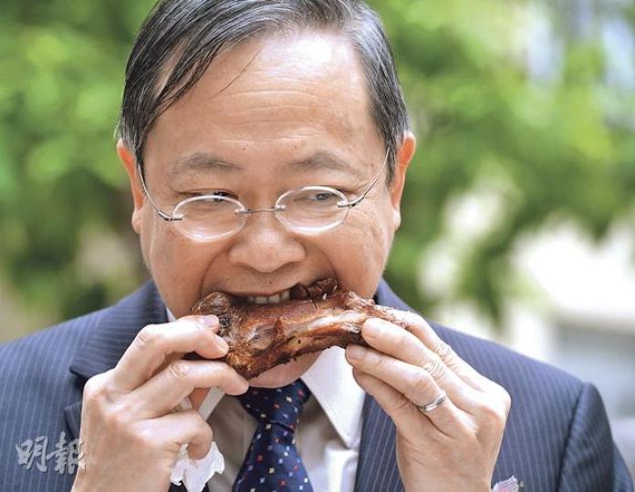 立法會議員梁美芬在美孚的議員辦事處開幕,切燒豬慶祝,保安局長黎棟國(圖)都有出席,還拿着大塊豬骨,吃到津津有味。(劉焌陶攝) 立法會議員梁美芬在美孚的議員辦事處開幕,切燒豬慶祝,保安局長黎棟國(圖)都有出席,還拿着大塊豬骨,吃到津津有味。(劉焌陶攝)