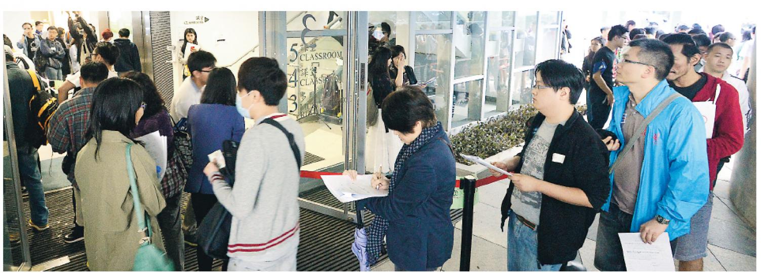 昨日有近千市民到中大出席佔中商討日和投票,他們在小組討論後排隊投票,秩序良好。(劉焌陶攝)學民思潮黎汶洛(左三起)、召集人黃之鋒、學聯秘書長周永康和學民張秀賢,昨在港大等候佔中政改商討日初步結果,最後學界方案得票44.8%,各人在點票現場鞠躬,答謝支持。(郭慶輝攝)有「調理農務蘭花系」成員(右)與票站義工爭論時,大聲叫囂,情况一度混亂。(劉焌陶攝) 昨日有近千市民到中大出席佔中商討日和投票,他們在小組討論後排隊投票,秩序良好。(劉焌陶攝)學民思潮黎汶洛(左三起)、召集人黃之鋒、學聯秘書長周永康和學民張秀賢,昨在港大等候佔中政改商討日初步結果,最後學界方案得票44.8%,各人在點票現場鞠躬,答謝支持。(郭慶輝攝)有「調理農務蘭花系」成員(右)與票站義工爭論時,大聲叫囂,情况一度混亂。(劉焌陶攝)
