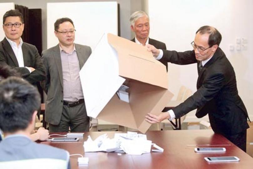 佔中政改商討日主要以電子投票,但昨收到55張紙張選票,由佔中三子陳健民(左一)、戴耀廷(左二)、朱耀明(左三)監票開箱,港大民研計劃總監鍾庭耀(右)的人員點票。商討日本來有31票來自海外票站多倫多,但因不及送到港大點票,不獲受理。 (郭慶輝攝) 佔中政改商討日主要以電子投票,但昨收到55張紙張選票,由佔中三子陳健民(左一)、戴耀廷(左二)、朱耀明(左三)監票開箱,港大民研計劃總監鍾庭耀(右)的人員點票。商討日本來有31票來自海外票站多倫多,但因不及送到港大點票,不獲受理。 (郭慶輝攝)