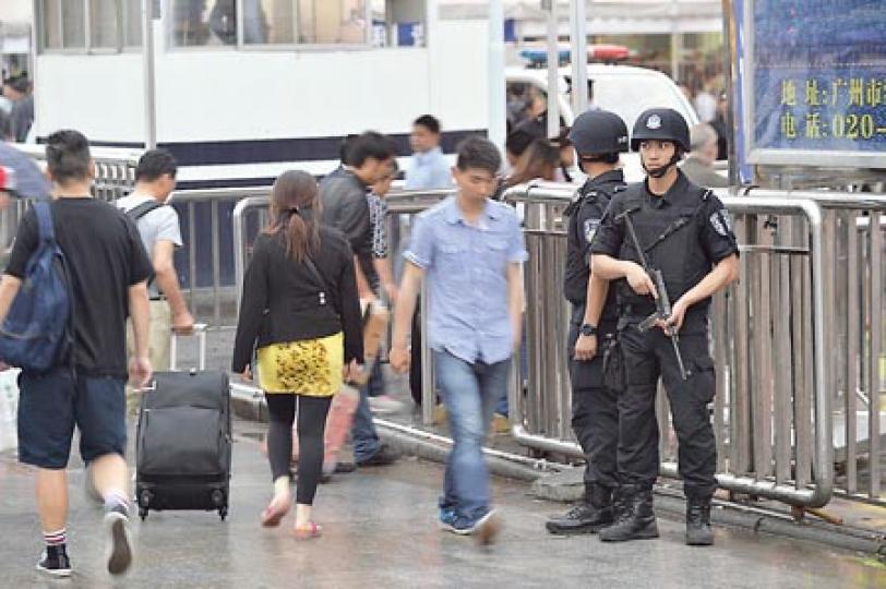 廣州火車站昨日發生斬人案,下午有特警車和公安在車站外巡邏。(明報記者攝)(明報製圖) 廣州火車站昨日發生斬人案,下午有特警車和公安在車站外巡邏。(明報記者攝)(明報製圖)